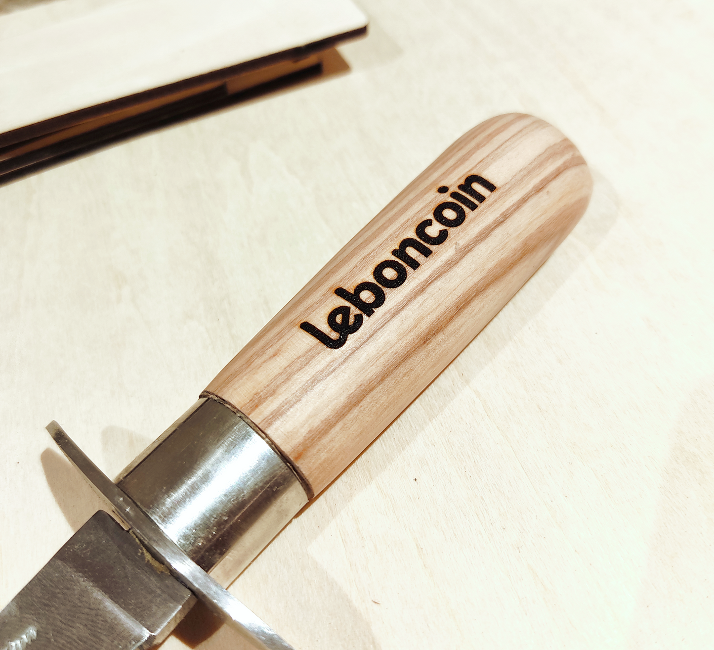 Couteau à huître avec garde et manche bois personnalisé