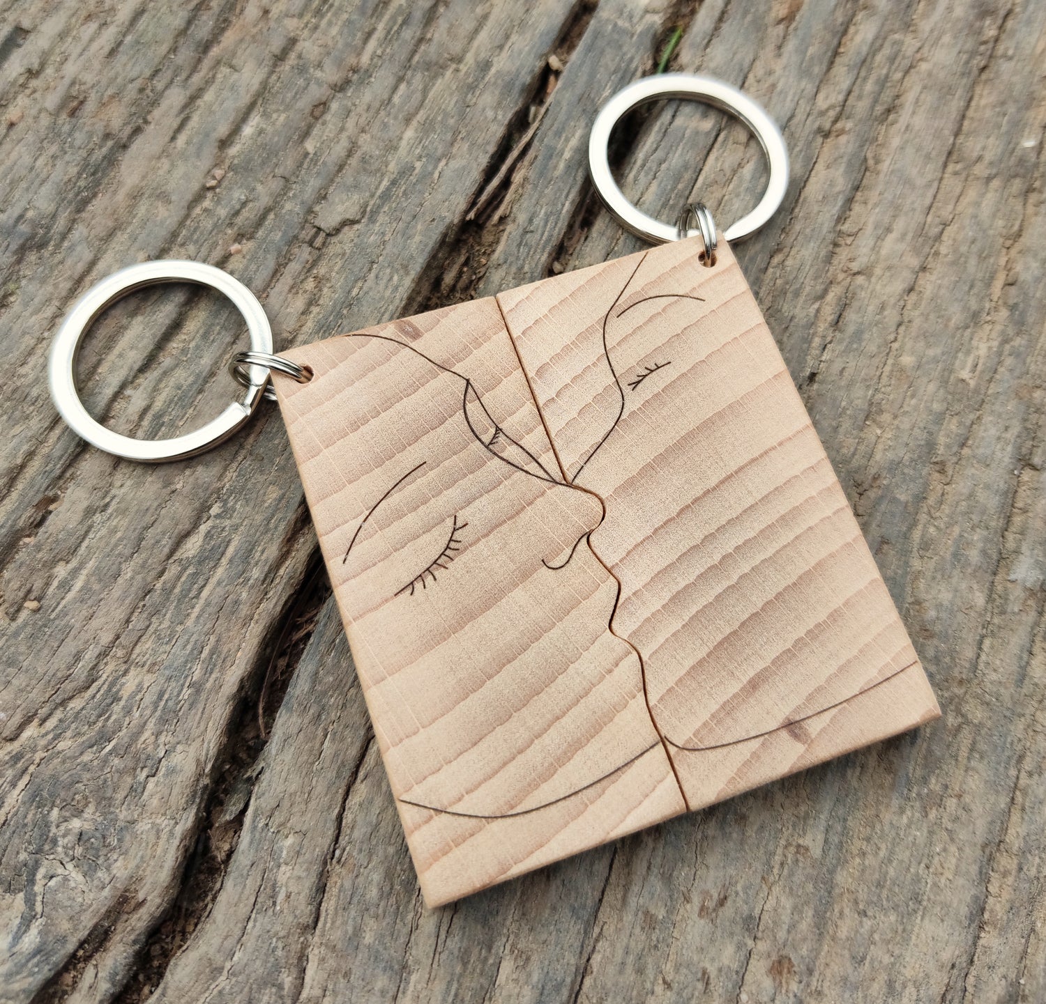 Porte clés personnalisé en bois couple qui s'embrasse