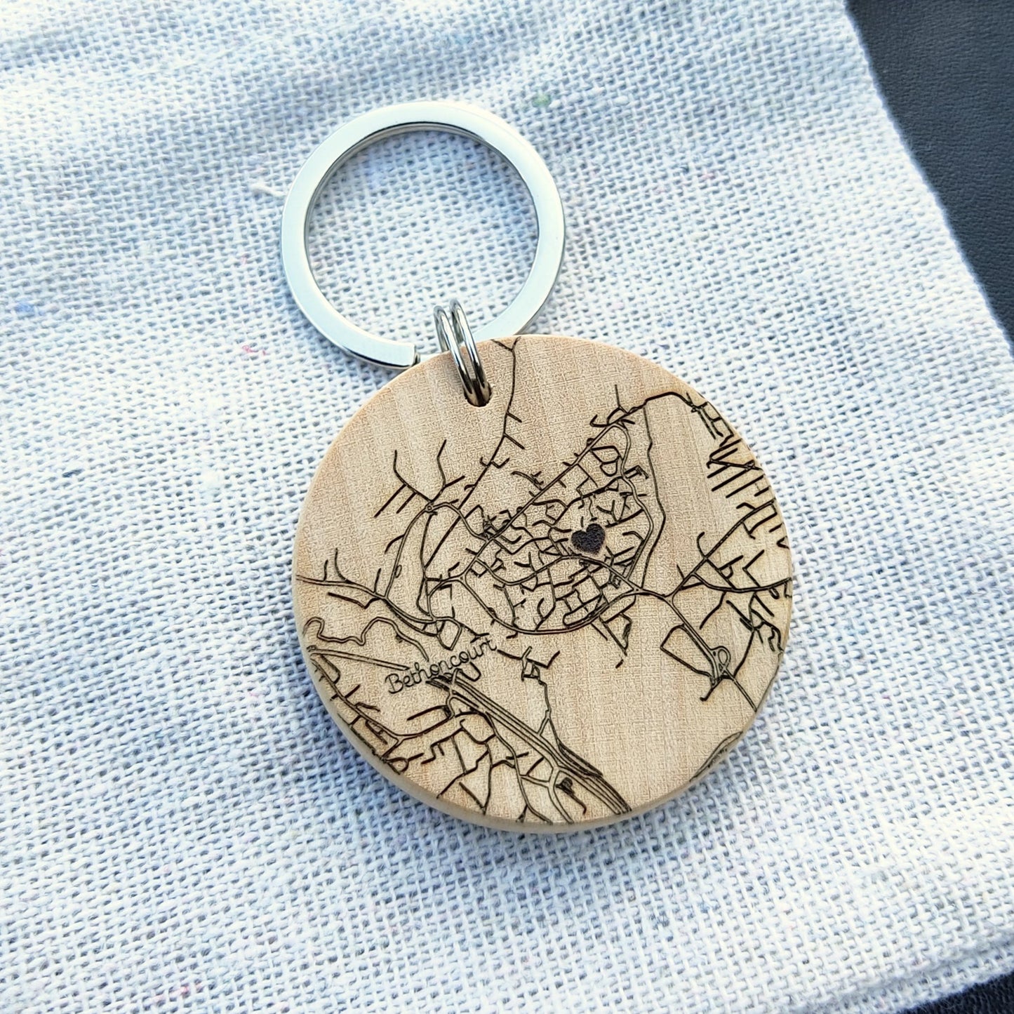 Porte-clés en bois massif "Maps" – Un souvenir gravé
