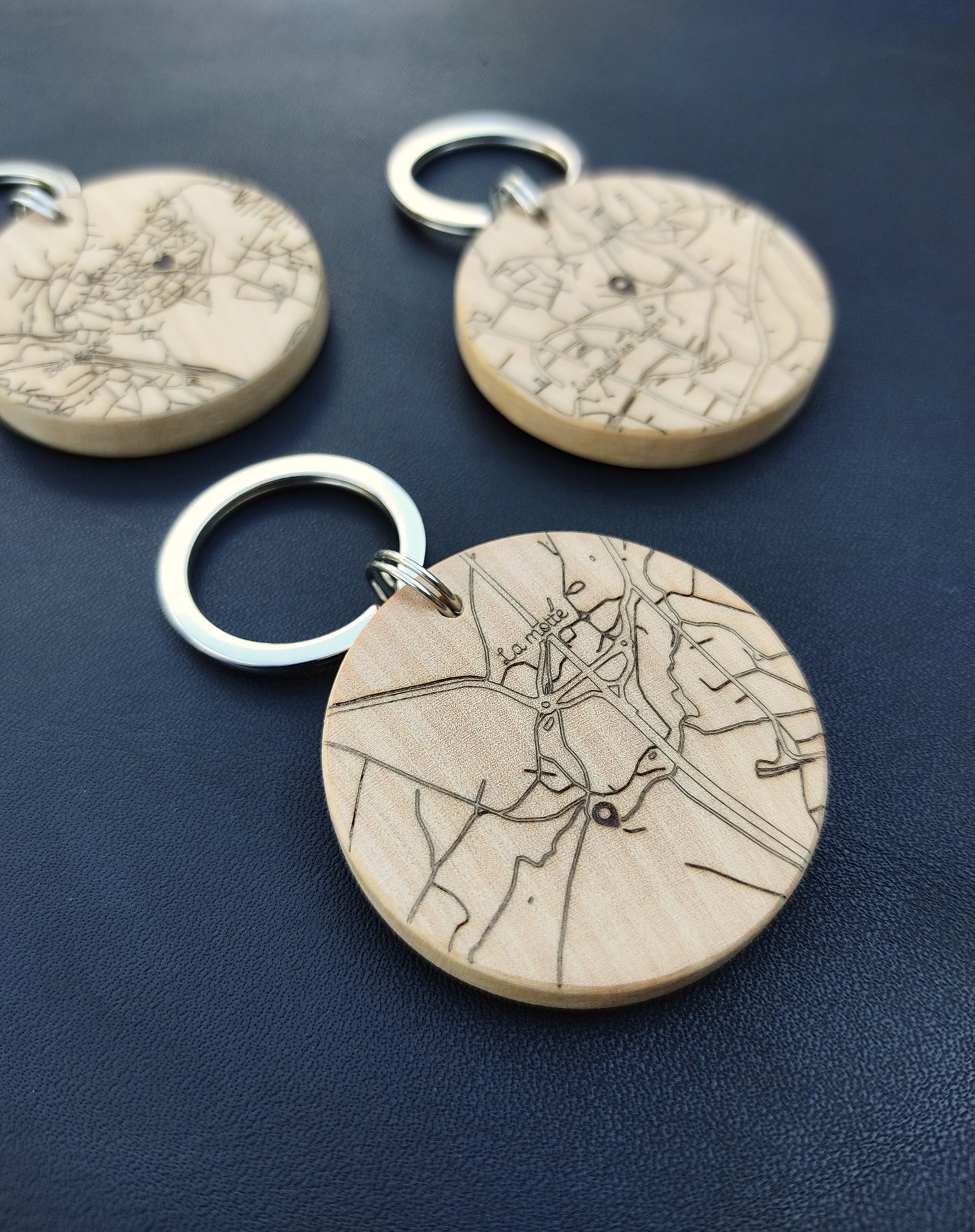 Porte-clés en bois massif "Maps" – Un souvenir gravé