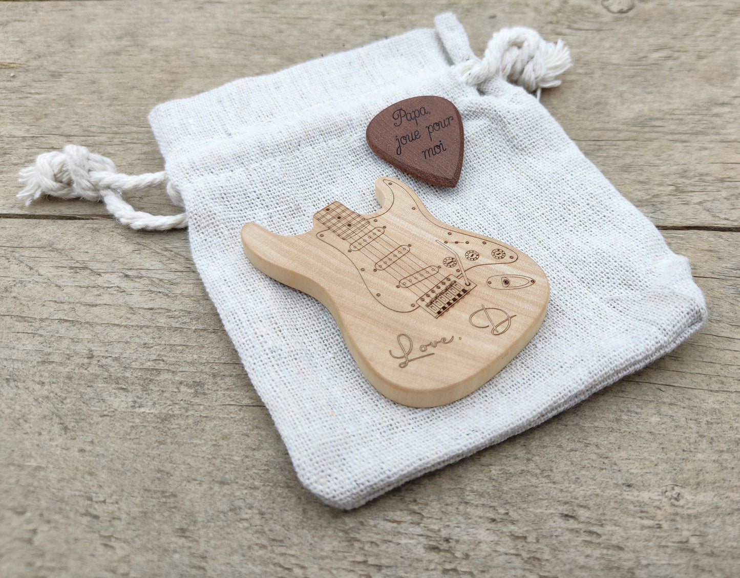 Boîte en forme de guitare avec son médiator – Le cadeau parfait pour les musiciens