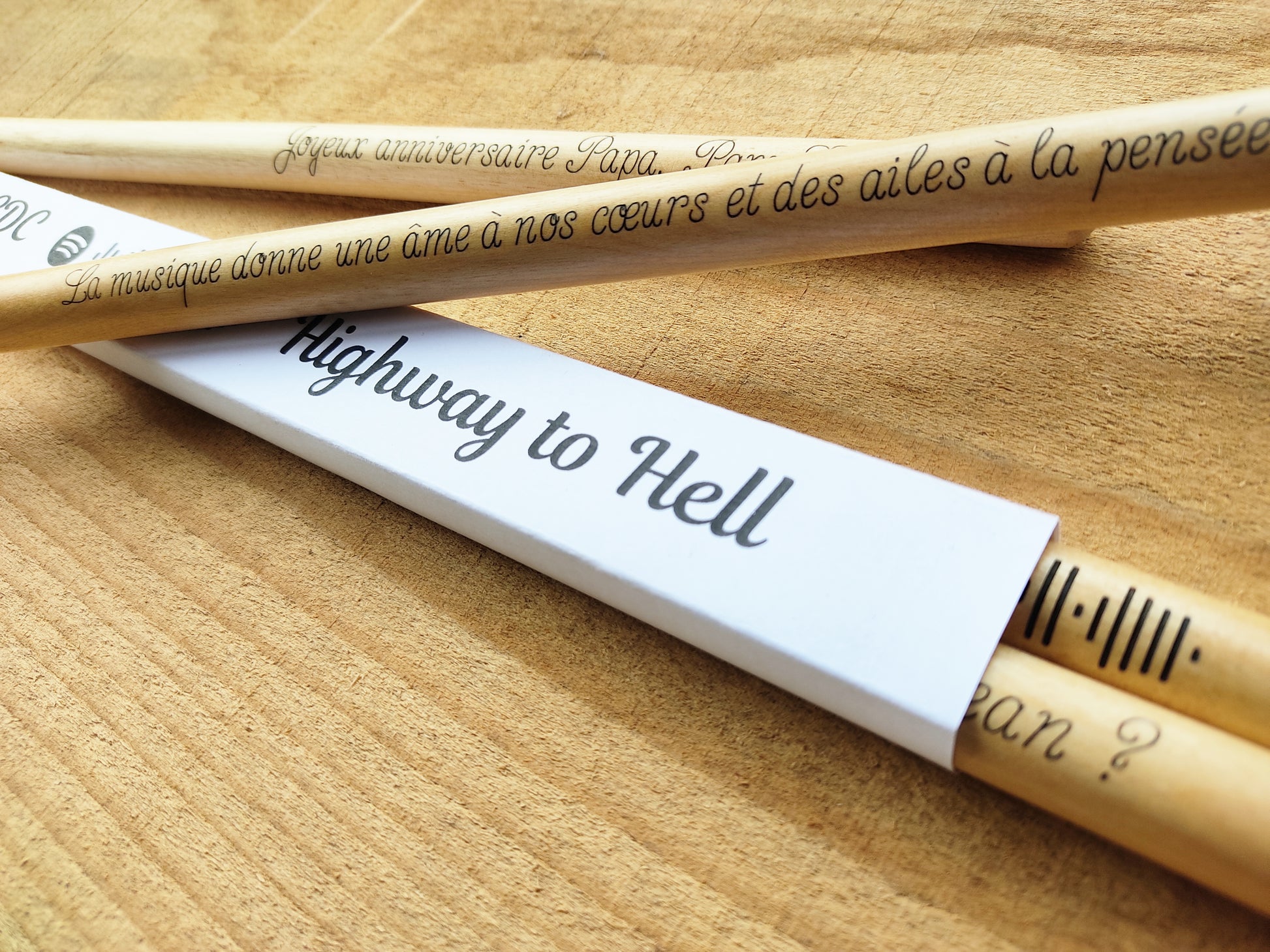 Baguettes de batterie gravées avec message