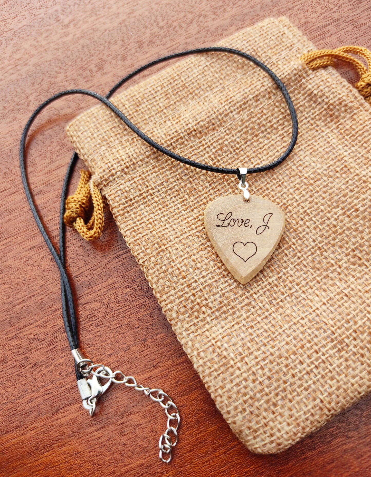 Pendentif médiator personnalisé en bois massif - L'Atelier du bois 88