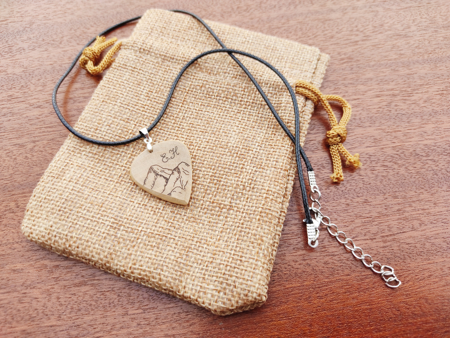 Pendentif médiator personnalisé en bois massif - L'Atelier du bois 88