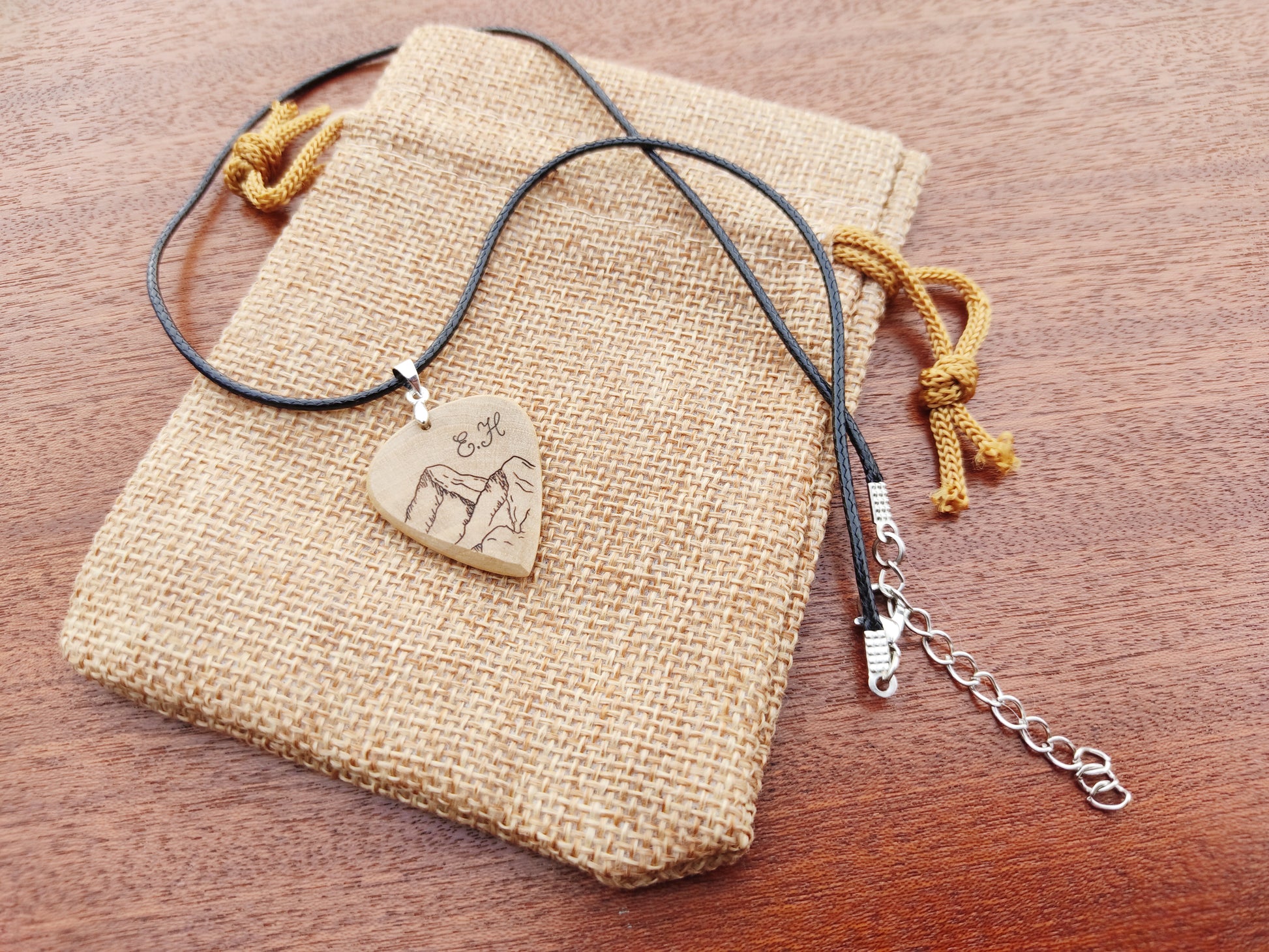 Pendentif médiator personnalisé en bois massif - L'Atelier du bois 88