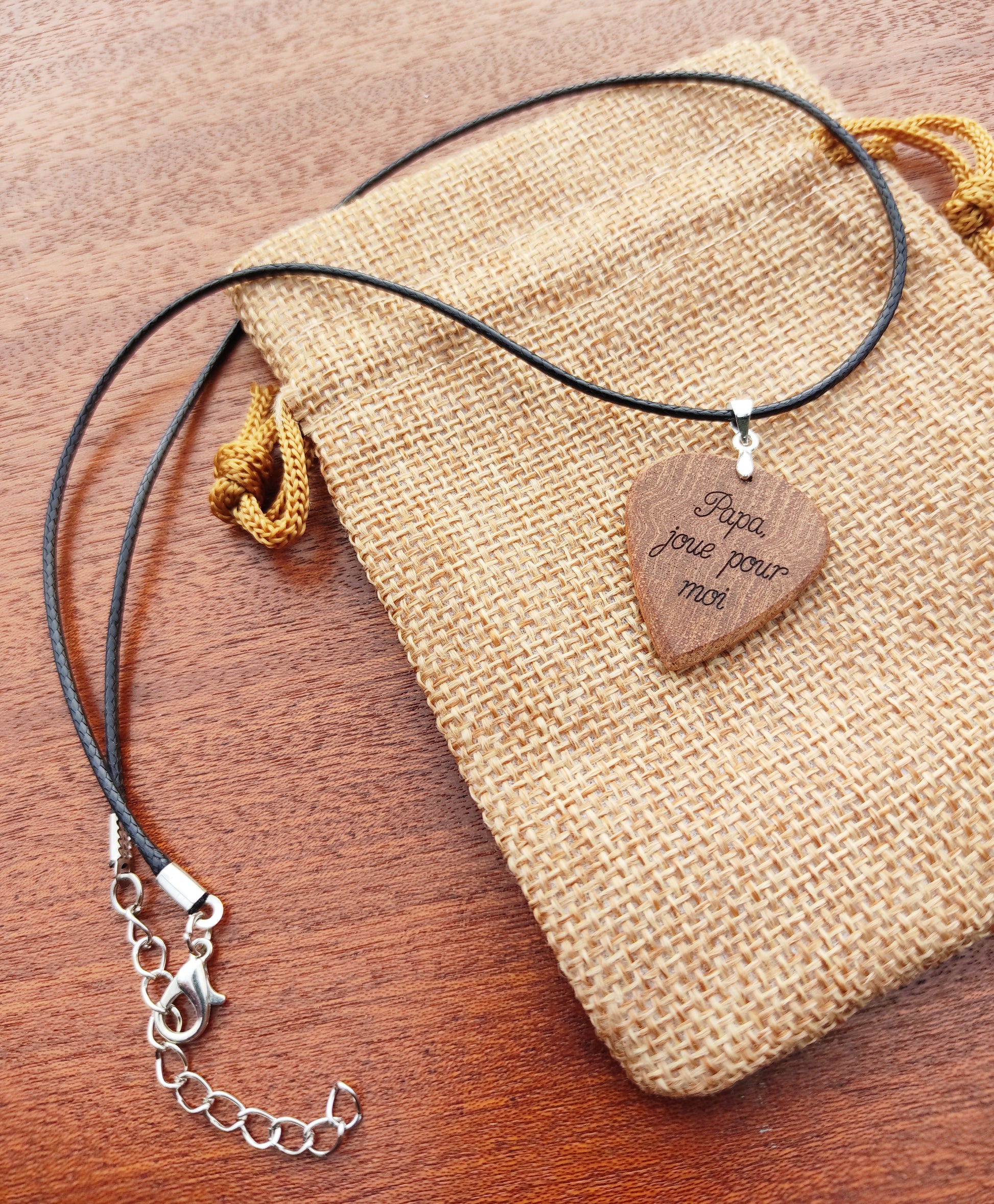 Pendentif médiator personnalisé en bois massif - L'Atelier du bois 88