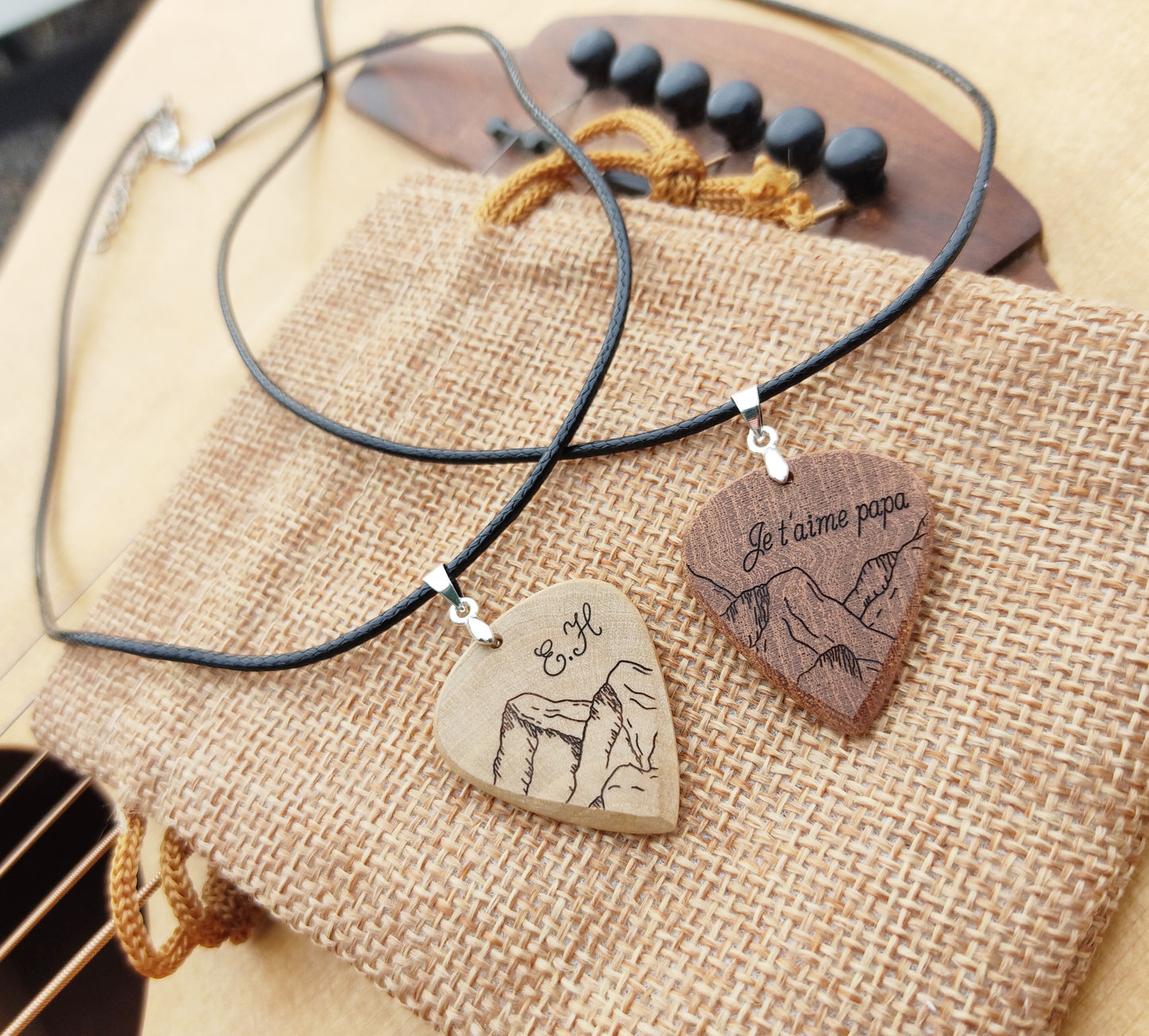 Pendentif médiator personnalisé en bois massif - L'Atelier du bois 88