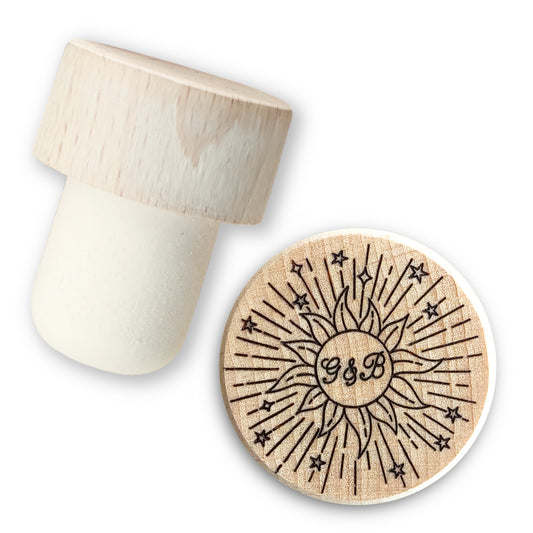 Bouchon bouteille de vin soleil, étoiles et initiales - L'Atelier du bois 88