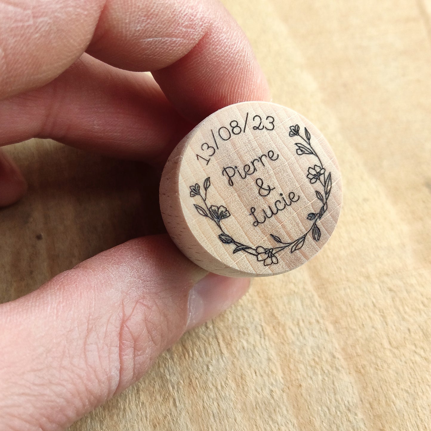 Bouchon bouteille de vin personnalisé mariage - L'Atelier du bois 88