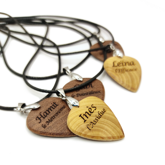 Pendentif médiator prunier ou acajou massif