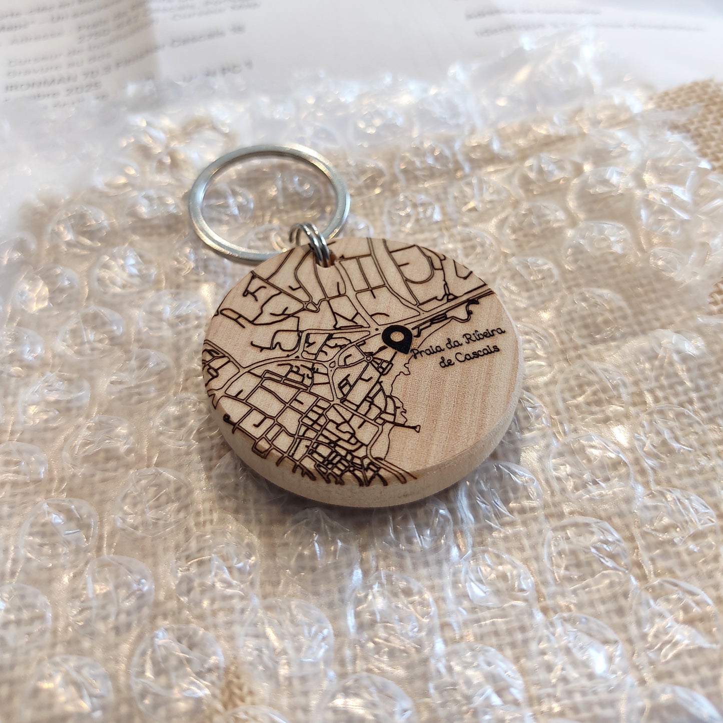 Porte-clés en bois massif "Maps" – Un souvenir gravé