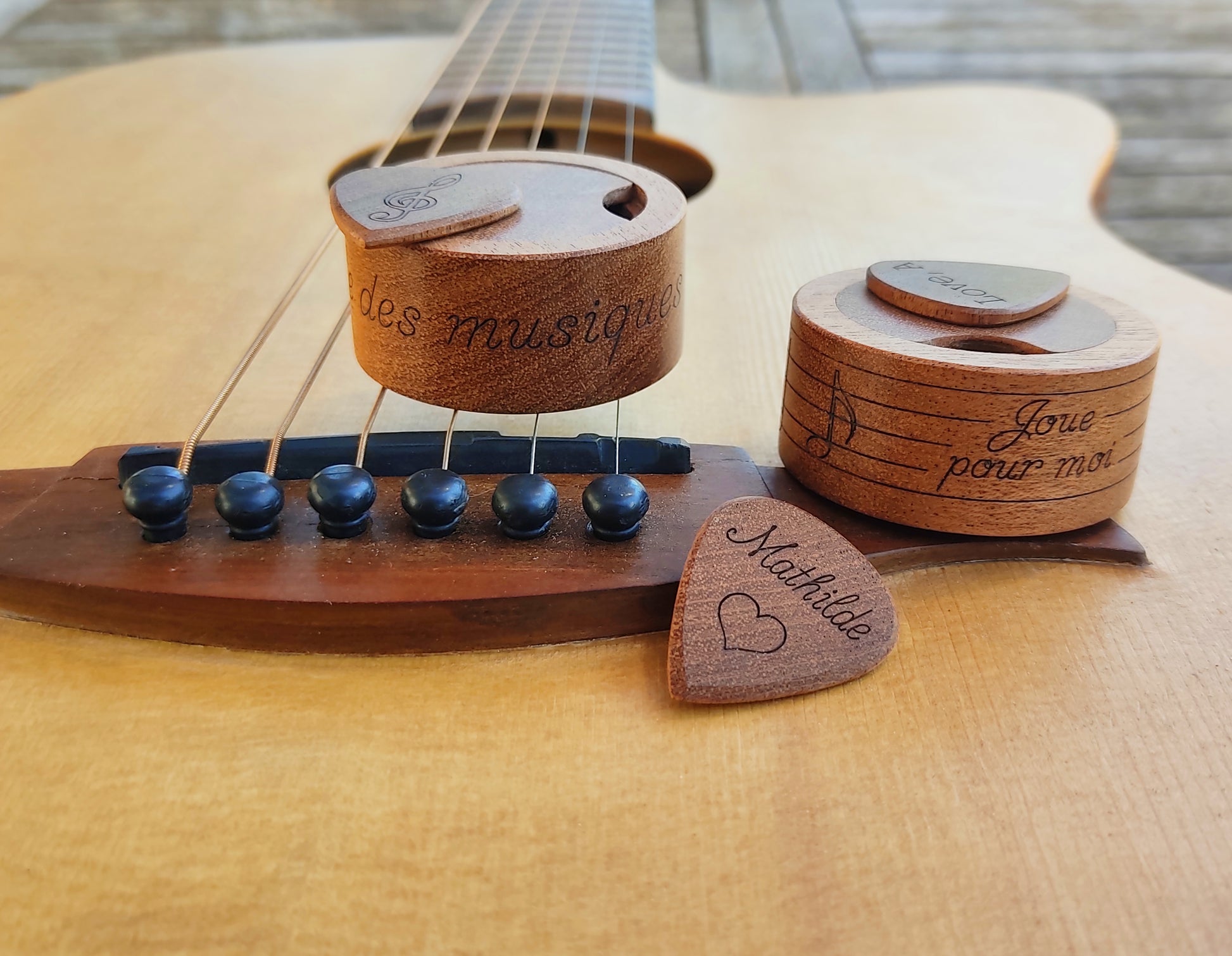 Médiator guitare personnalisé en bois d'acajou massif, Le cadeau