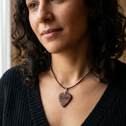Pendentif médiator prunier ou acajou massif