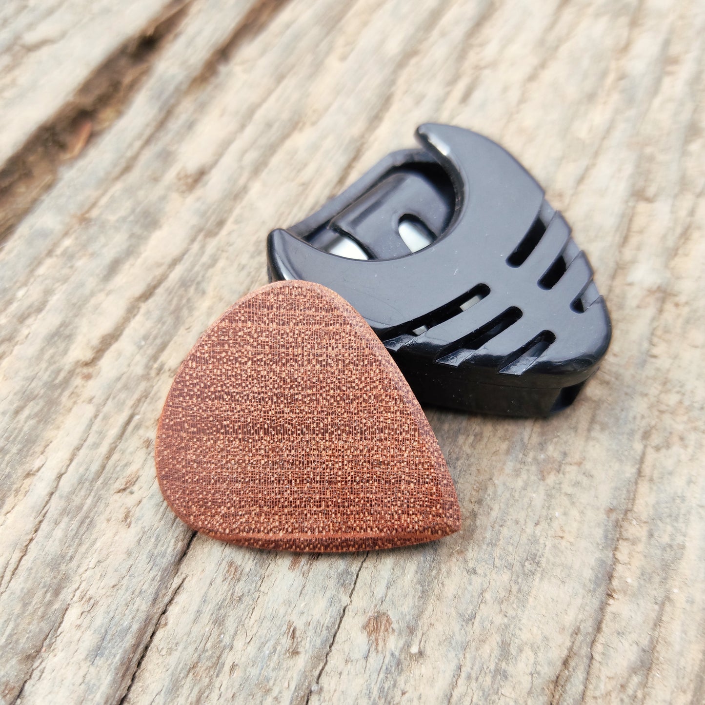 Porte médiator et Médiator guitare en acajou avec prénom gravé