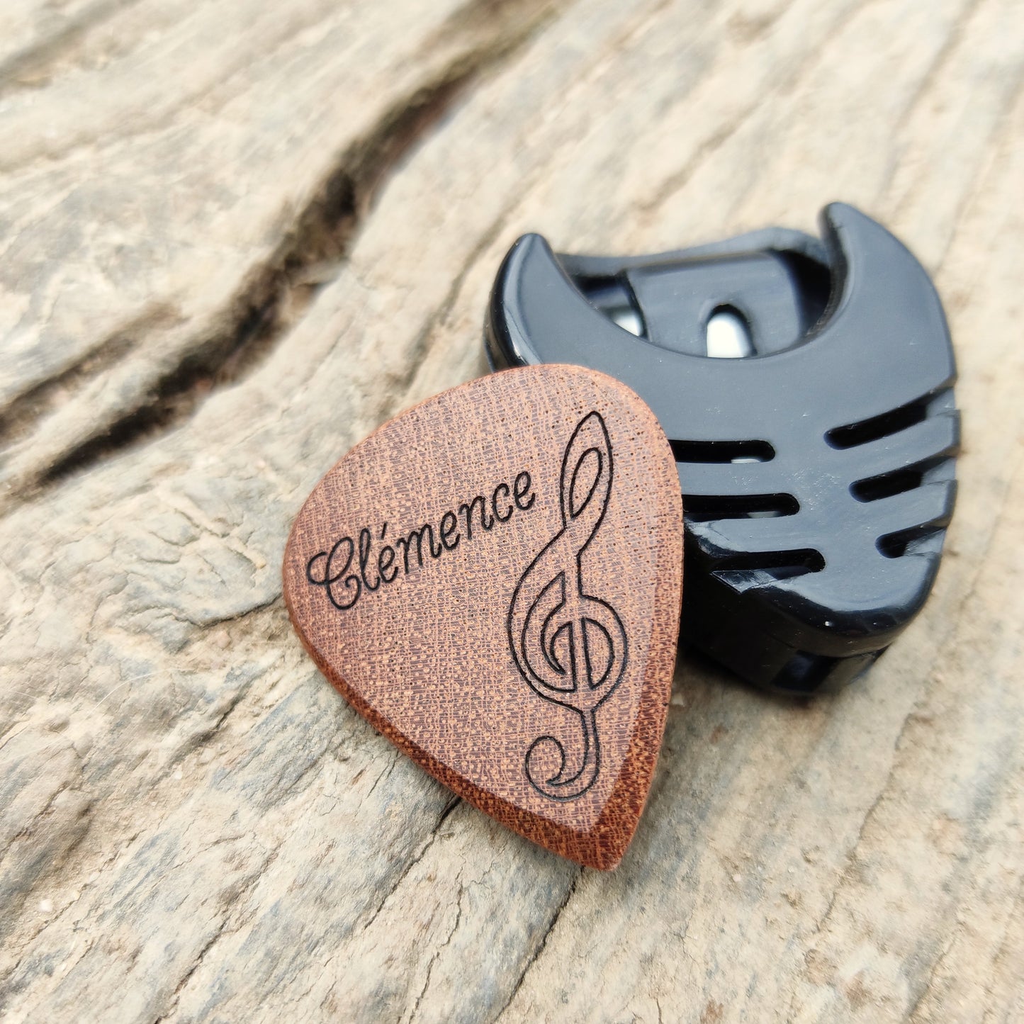 Porte médiator et Médiator guitare en acajou avec prénom gravé