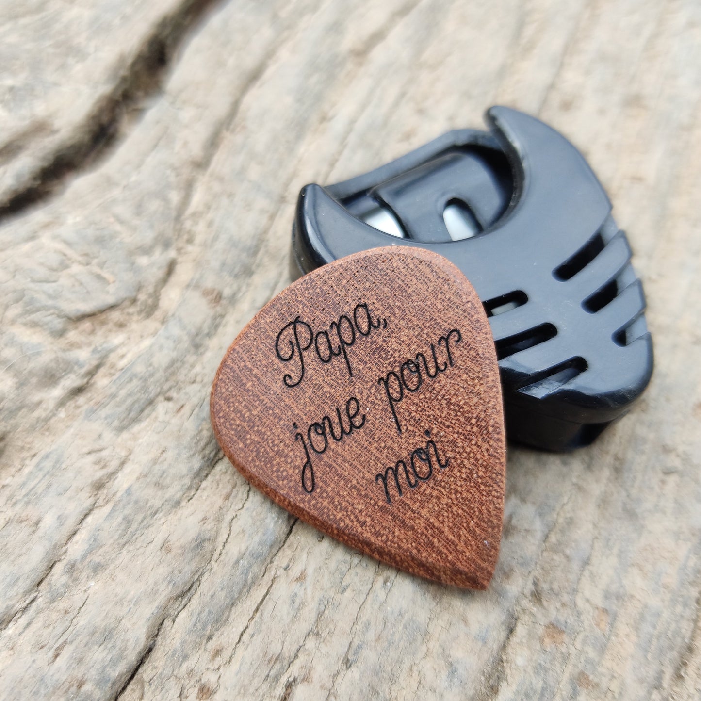 Porte médiator et Médiator guitare en acajou avec prénom gravé