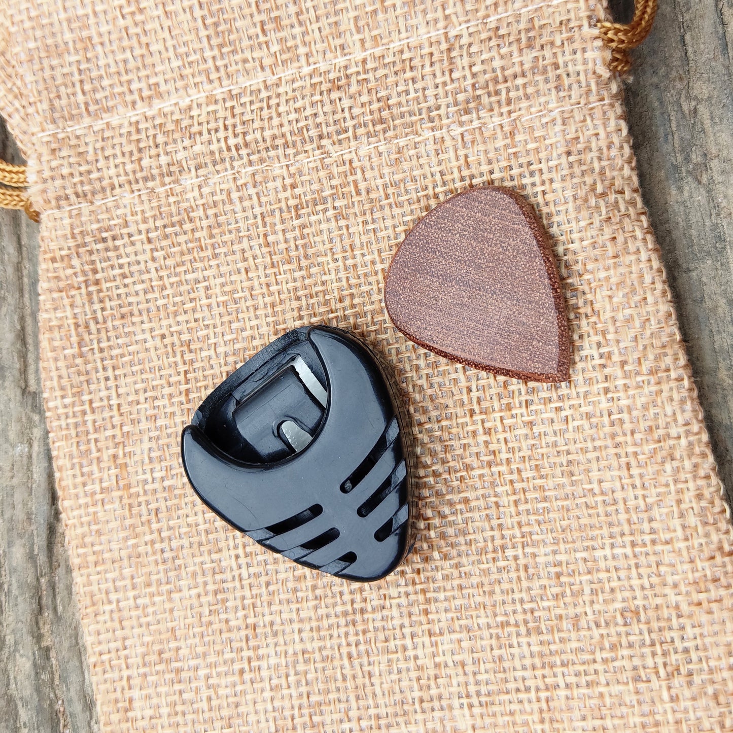 Porte médiator et Médiator guitare en acajou avec prénom gravé