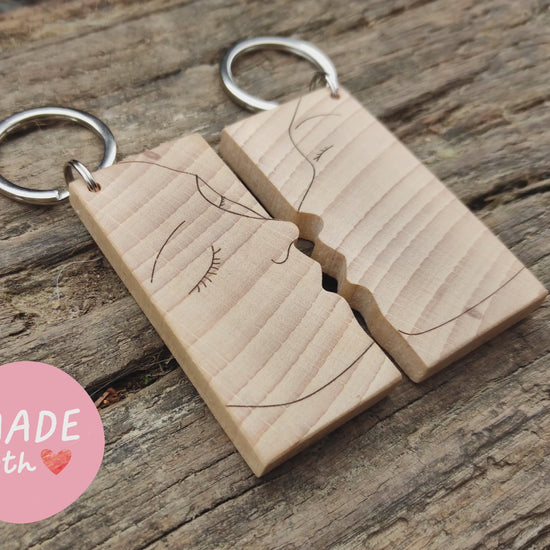 Porte clés bois avec motif couple qui s'embrasse