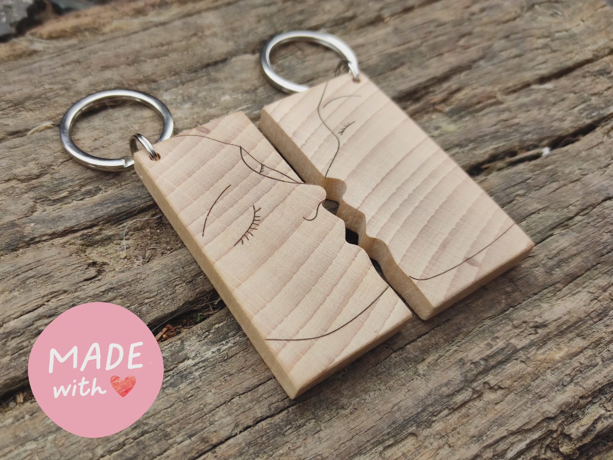 Porte clés bois avec motif couple qui s'embrasse