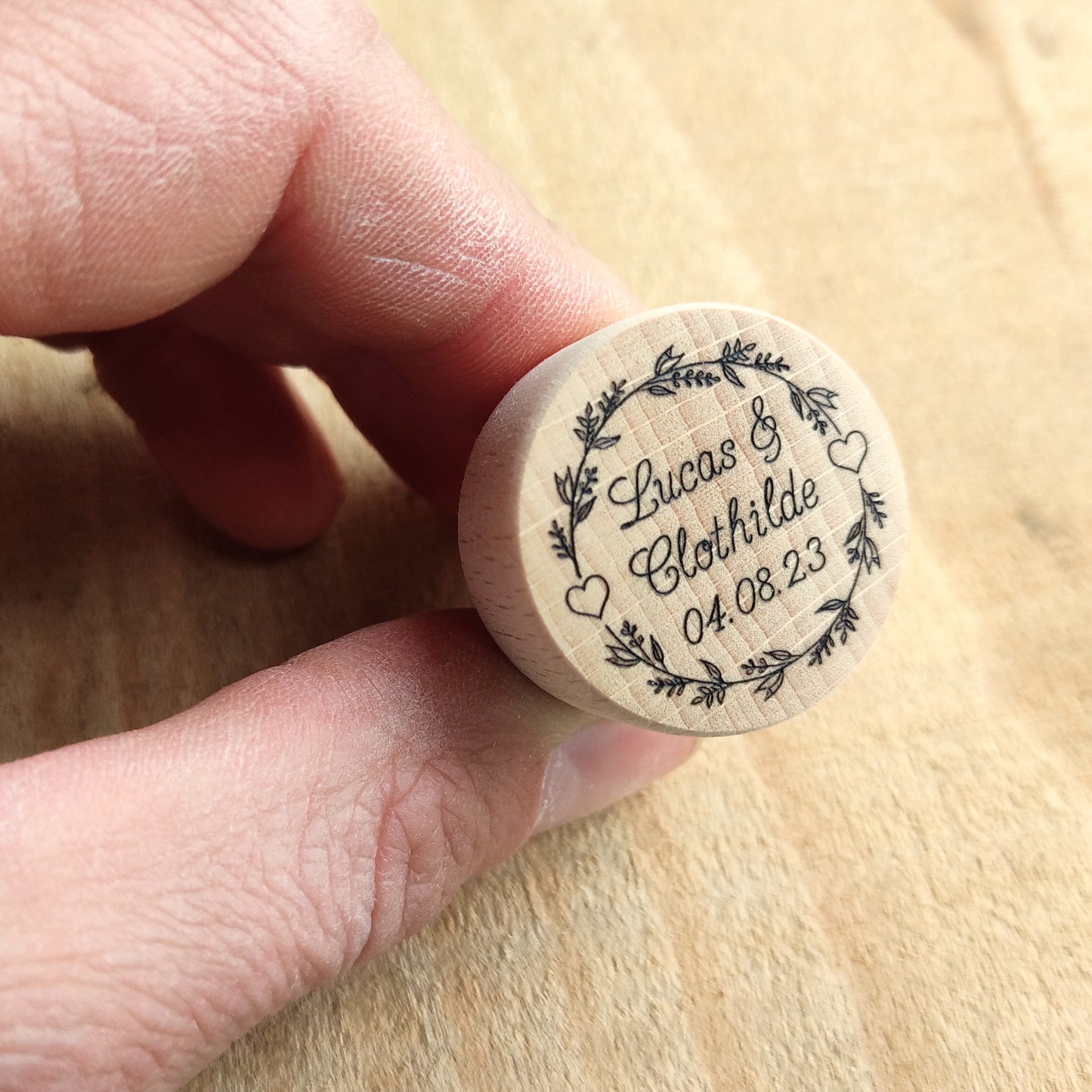 Bouchon bouteille de vin personnalisé mariage - L'Atelier du bois 88
